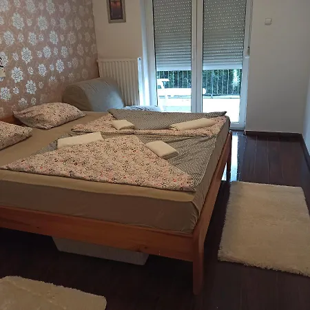 Cool & Pool Apartman شقة
